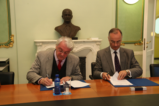 La firma del convenio se ha realizado en la Sala de Juntas del Palacio de Colomina.