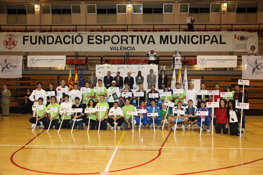 Foto de grupo de los abanderados de los equipos participantes en IFIUS.
