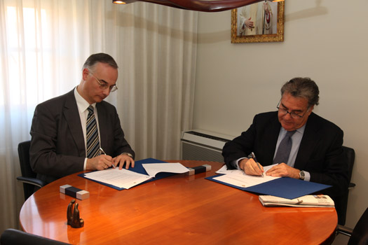 El rector de la CEU-UCH, José María Díaz y Pérez de la Lastra, y el presidente del IVEFA, Mario Mariner, durante la firma del convenio de colaboración.