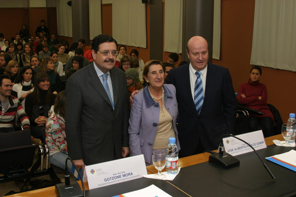 El rector José Alberto Parejo, junto a Gotzone Mora y Carlos Dávila en la primera sesión de las IV Jornadas de Terrorismo.
