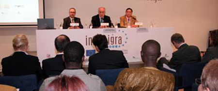 La rueda de prensa de presentación del proyecto Infomigra estuvo presidida por el conseller Rafael Blasco.
