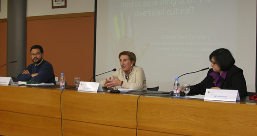 La secretaria autonómica de Inmigración y Ciudadanía, Gotzone Mora, junto al representante de CeiMigra, Rafael Benítez, y la profesora María José Pou.