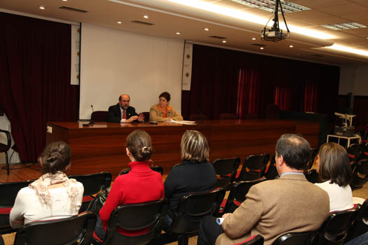 El vicerrector Francisco Javier Romero y la profesora Ruth Abril en la reunión del nuevo Instituto de Estudios de la Mujer Edith Stein.
