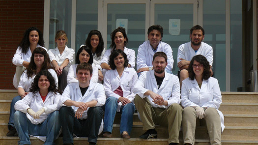 El profesor José Rafael Penadés con los investigadores del estudio publicado en Nature.