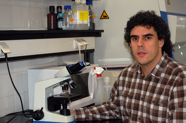 El profesor Joaquín Ortega, en los laboratorios de la Universidad CEU Cardenal Herrera.