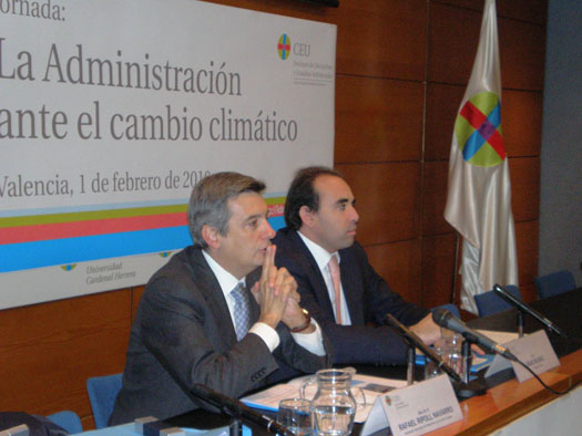 El secretario Autonómico de Relaciones con la UE, Rafael Ripoll, y el profesor Iñaki Bilbao, durante las jornadas.