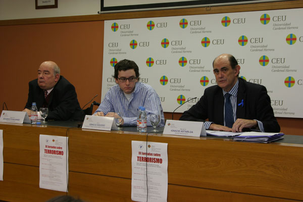 Fungairiño, el delegado Nacho Risueño y Astarloa, en la última de las sesiones de las III Jornadas sobre Terrorismo.