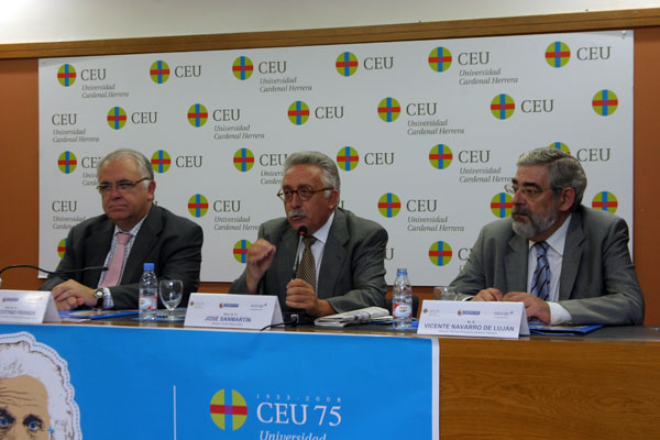 En el centro, José Sanmartín, junto al vicepresidente Cotino y al director técnico de Cerebration, Vicente Navarro de Luján.