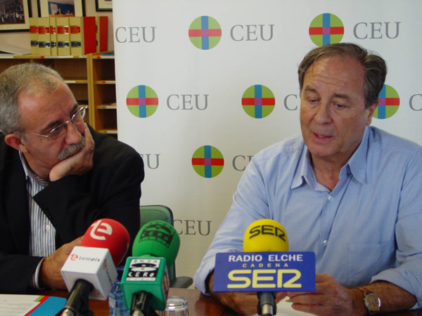 El profesor Miguel Ors, junto a Vicente Verdú, en la rueda de prensa que el escritor concedió a los medios de comunicación en la CEU-UCH de Elche.