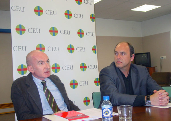 Alessandro Oppes, junto a Jordi Pérez, vicedecano de Periodismo en Elche.