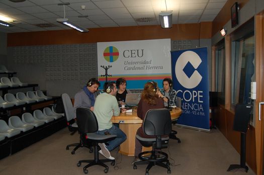 El periodista Borja Rodríguez y los estudiantes de Periodismo, durante la realización del programa en los estudios de RadioCEU.