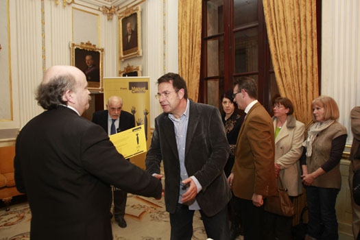 El profesor Manolo Bañó recoge su premio en la segunda edición de los Premios “Manuel Castillo” sobre la Paz y la Cooperación al Desarrollo de la Universitat de València.