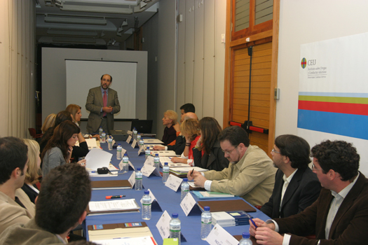 El director del IDYCA, Francisco Javier Romero , durante su intervención en el seminario sobre medios de comunicación y drogas.