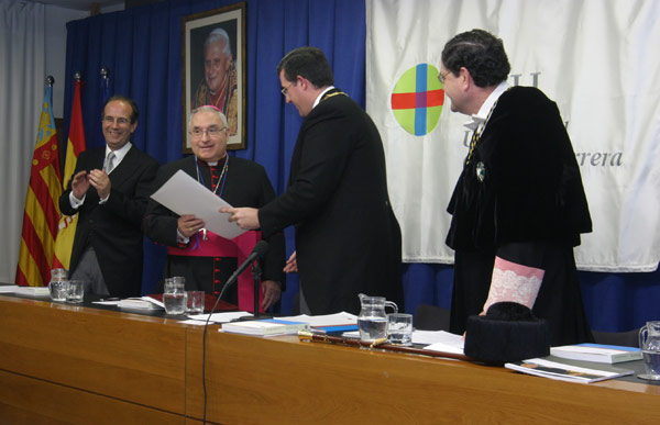 El Gran Canciller, Alfredo Dagnino, entregó a Monseñor García Aracil la Medalla de Honor de la Universidad y el diploma acreditativo.