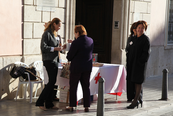 La mesa petitoria para Cruz Roja se instaló en la entrada del Palacio de Colomina, sede de la Escuela de Negocios.