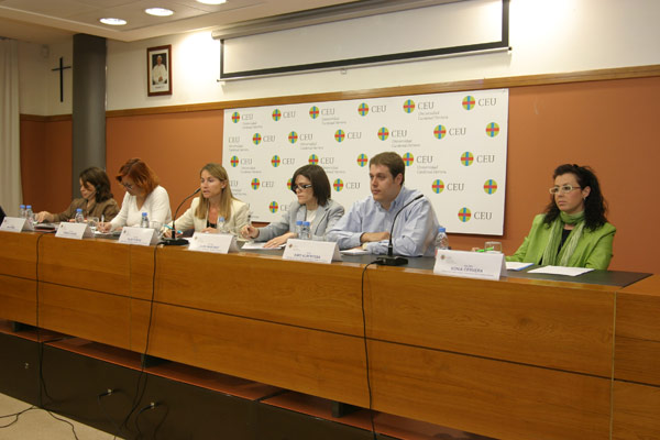 De izq. a dcha., Ana Gómez, Teresa Laguna, la profesora Pilar Paricio, Laura Martínez, Ximo Albentosa y Sonia Cervera.