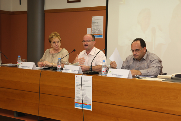Els professors Zaragozá, Garcia Perales i Hidalgo, durant la taula redona celebrada a la Facultat de Humanitats i Ciències de la Comunicació de la CEU-UCH