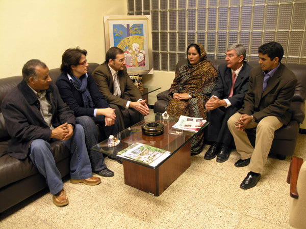 En el centro de la imagen, el vicerrector en Elche de la CEU-UCH, junto a la ministra de Educación saharaui.