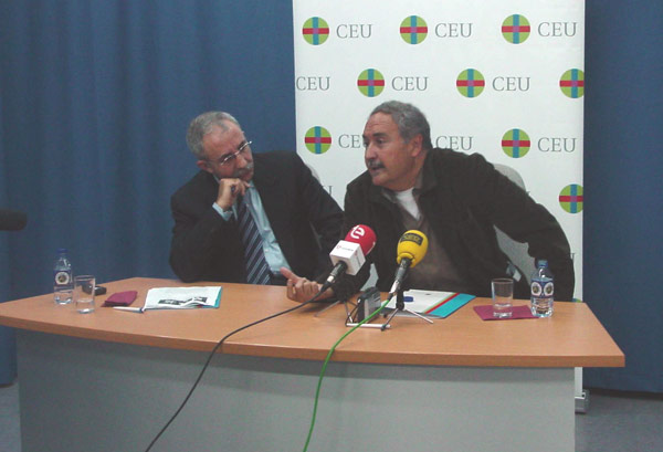 Molina Foix, junto al secretario y coordinador de Periodismo del CEU de Elche, Miguel Ors.