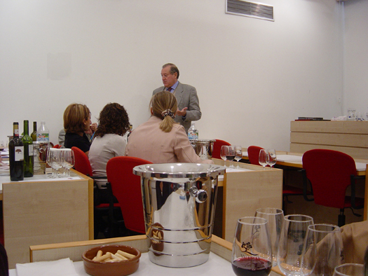 Los asistentes a Orienta 2007-2008 han participado en una cata de vinos.