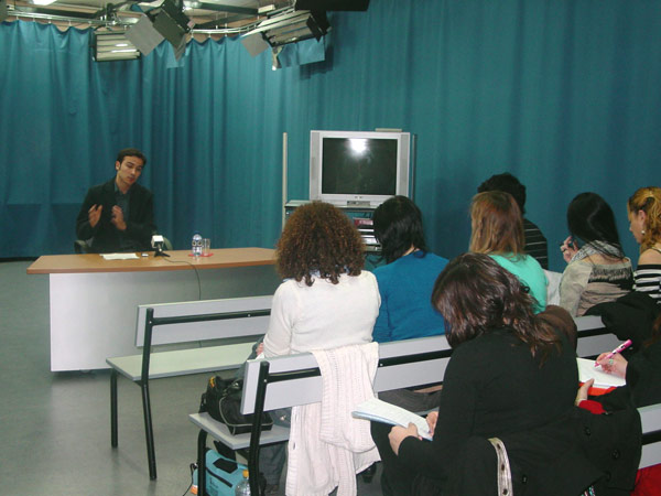 Antonio Parreño impartió su conferencia desde la mesa de informativos que los estudiantes de Periodismo de Elche utilizan en sus prácticas de televisión.