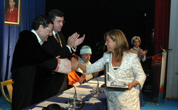 Rosa Colomina recibe su placa de manos del Gran Canciller de la Universidad.
