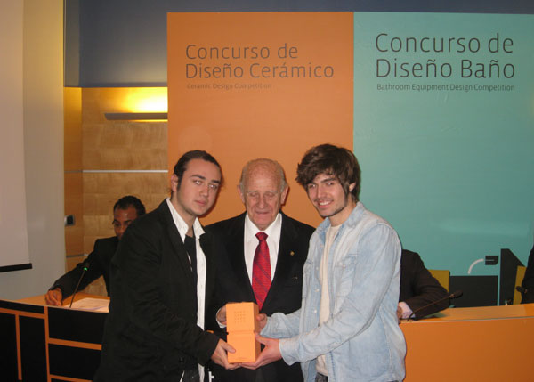 Los estudiantes Manuel Bañó y David Galvañ, recibiendo el primer premio del Concurso Internacional de Diseño de la Feria Cevisama.