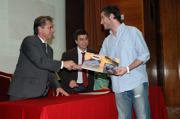 Joaquín Oliete, director general de Valenciana de Ediciones y Publicidad, y el profesor Bernardino Cebrián entregan el premio a Joan López García.