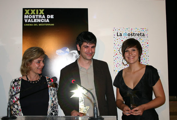 Daniel Molero recibió su premio de manos de la concejala María José Alcón, a su derecha.