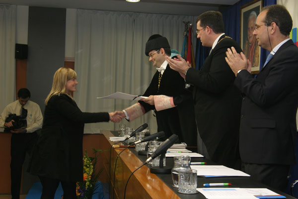El rector de la CEU-UCH entrega el diploma a una de las alumnas premiadas.
