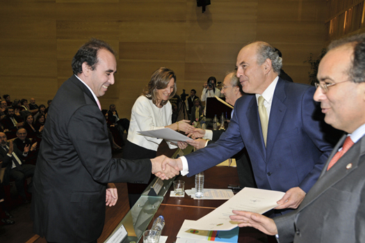 El profesor Iñaki Bilbao recoge su premio Ángel Herrera.