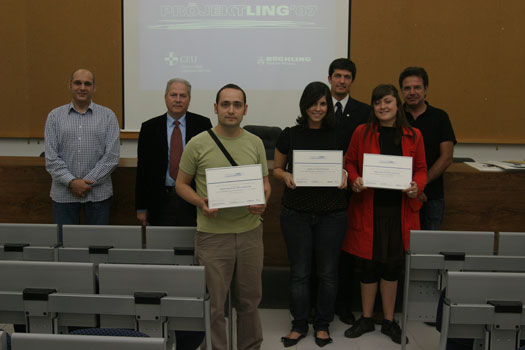 Los ganadores de la primera edición de este concurso de diseño junto a los miembros del jurado.