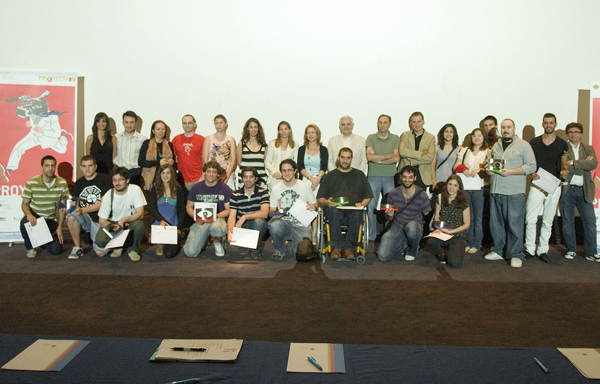 Los ganadores de la sexta edición del certamen Proyecta 09, junto a los miembros del jurado, tras la entrega de premios, celebrada esta mañana en los cines Kinépolis (Paterna)