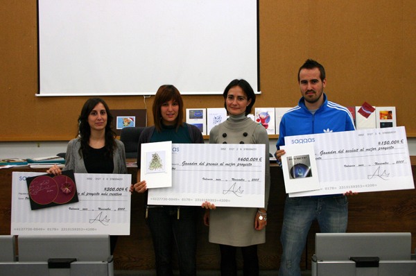Los estudiantes ganadores del concurso, tras recibir los premios de Saggas.