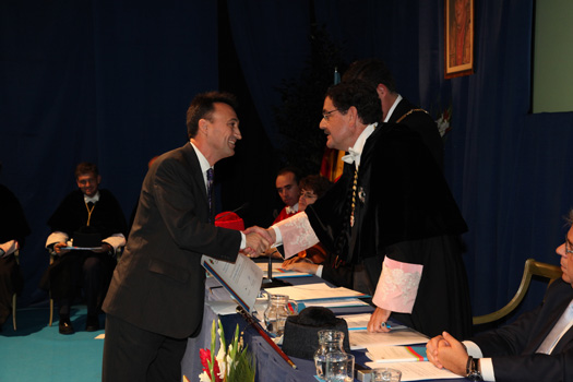 El profesor Santiago Maestro recoge su premio de manos del rector de la CEU-UCH, José Alberto Parejo.