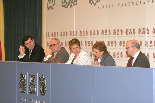 La presidenta de las Cortes Valencianas, Milagrosa Martínez, ha presidido la presentación del libro de Chimo Marco. (Foto cedida por Álvaro Seguí)