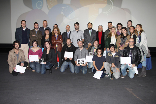 Los ganadores de la séptima edición del certamen Proyecta 10, junto a los miembros del jurado. 