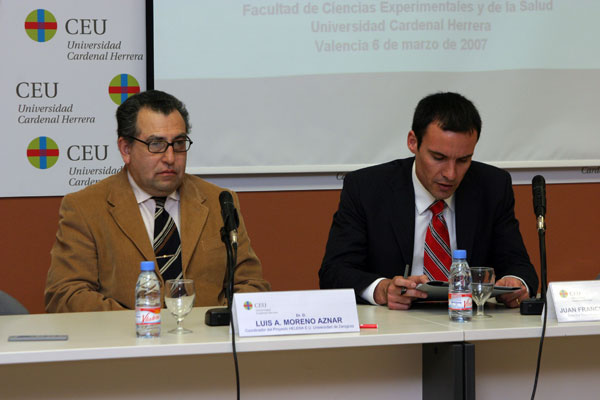 El doctor Luis Moreno, junto al profesor Juan Francisco Lisón durante su conferencia.