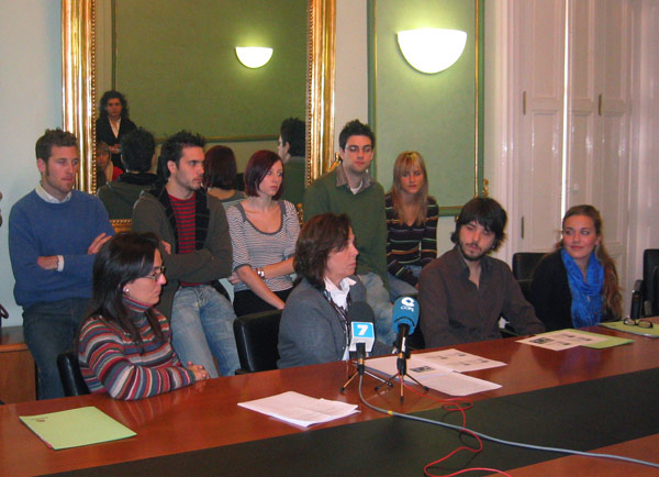En primer término, Nuria Baeza y Concepción Guillén junto a los alumnos autores de la campaña publicitaria para Cáritas.