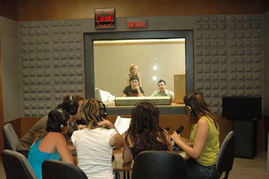 Los estudiantes de la Cardenal Herrera realizan toda la programación de RadioCEU.