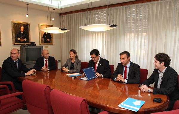 Los representates de IFIUS y de la CEU-UCH, durante el encuentro con el rector José Alberto Parejo.