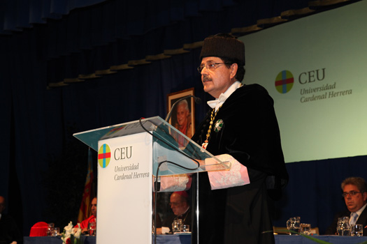 El rector de la CEU-UCH, José Alberto Parejo, durante su intervención en el Acto de Apertura del curso 2009-2010.
