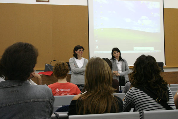 Mireia Burdeus y Marisa Cintado, en su intervención en la jornada sobre salidas profesionales.