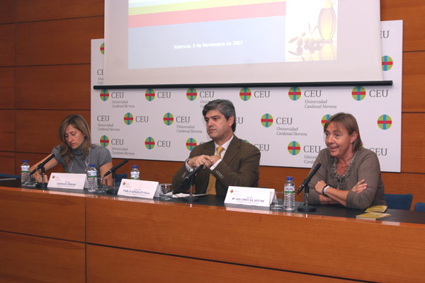 Las profesoras Caridad Gimeno y Loles Silvestre, organizadoras de la Jornada sobre el aceite de oliva, junto al vicerrector Pablo González-Pola, en la inauguración de las charlas.
