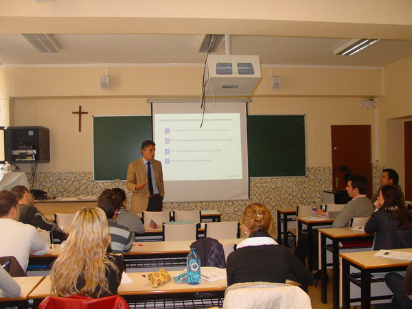 Héctor García Quintanilla, director de BANIF Banca Privada en Murcia, durante su charla con los alumnos de ADE.