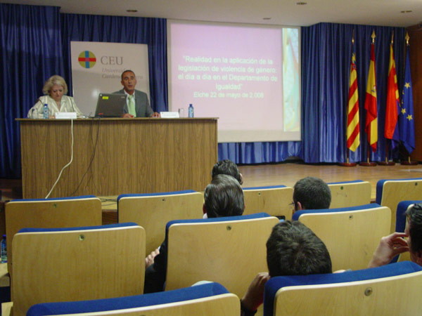 La jefa del departamento de Igualdad del Ayuntamiento de Alicante, Mari Carmen Vitoria, durante su participación en el Seminario.