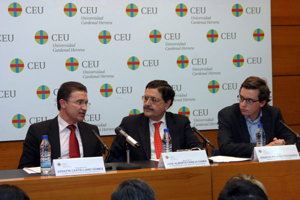El conseller Castellano, el rector Parejo, y el alumno de la CEU-UCH Ignacio Risueño, durante la sesión del FOU.