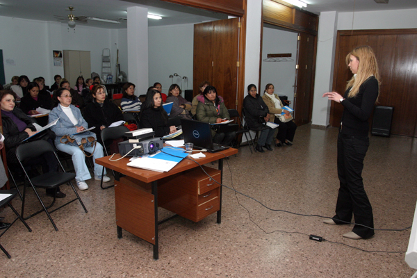 Más de 30 mujeres inmigrantes asisten al taller, organizado por la CEU-UCH y Tyrius.