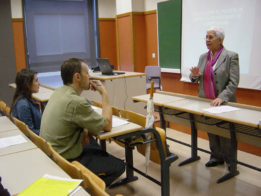 La profesora María África de la Cruz en la sesión formativa con los profesores de la CEU-UCH.