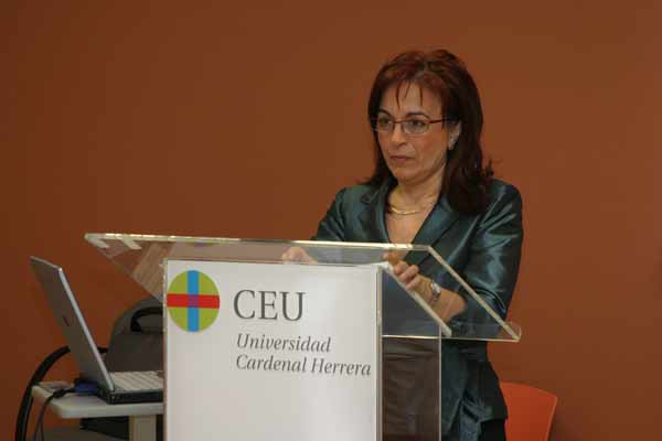 La profesora Amparo Sanahuja en la lectura de su tesis doctoral.